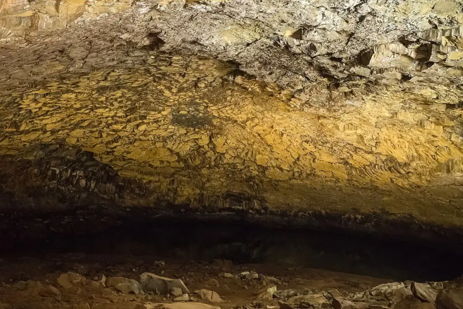 Graciosa Island Complete Guide: Furna do Enxofre, Thermal Baths and Vineyards